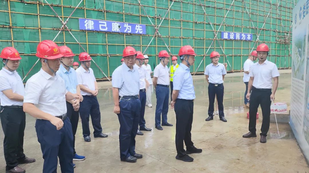 曾超群市長(zhǎng)率隊(duì)檢查婁底南站綜合客運(yùn)樞紐項(xiàng)目安全生產(chǎn)工作